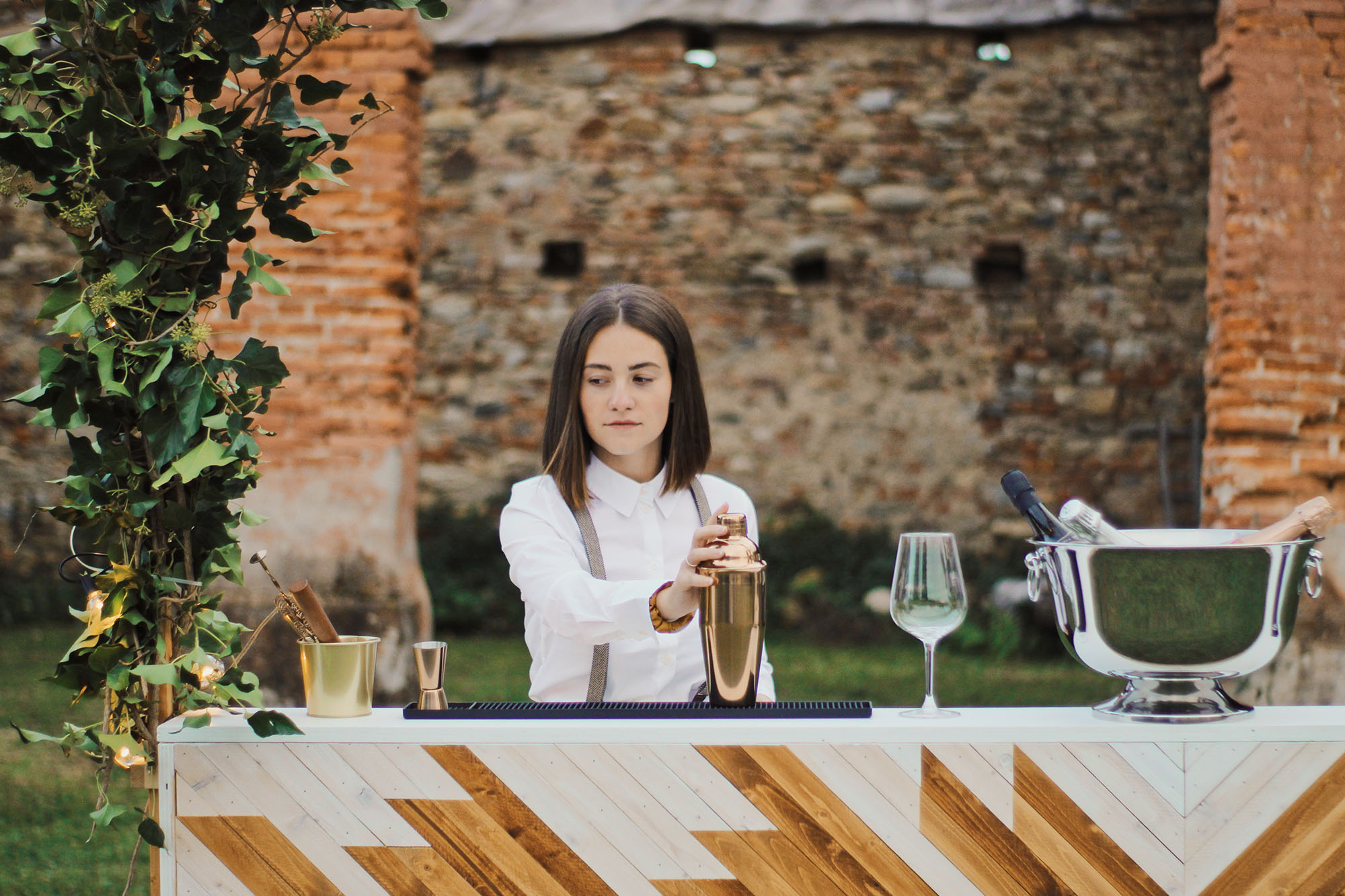 Bartender dietro al bancone in legno geometrico