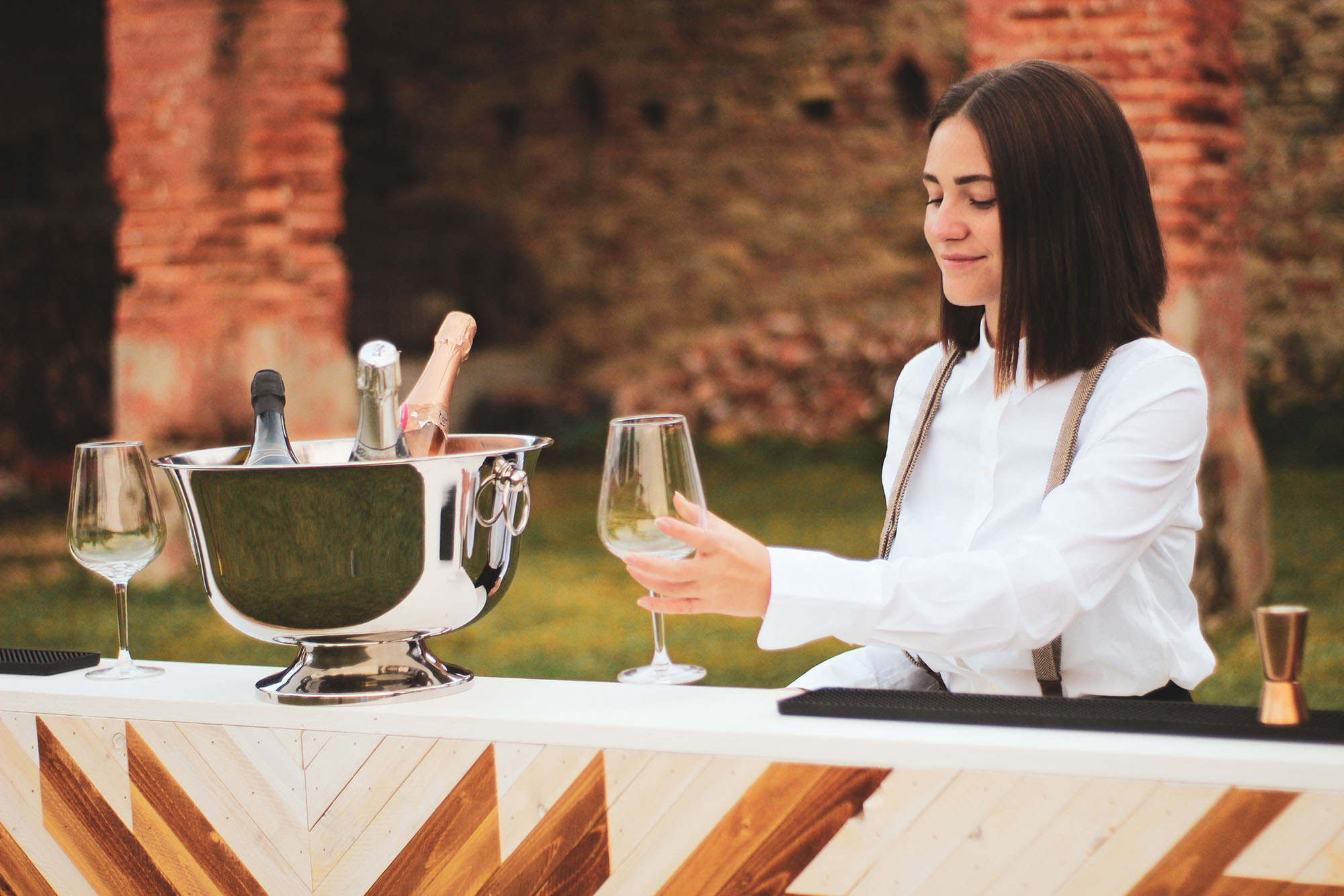 Bartender professionista prepara un cocktail
