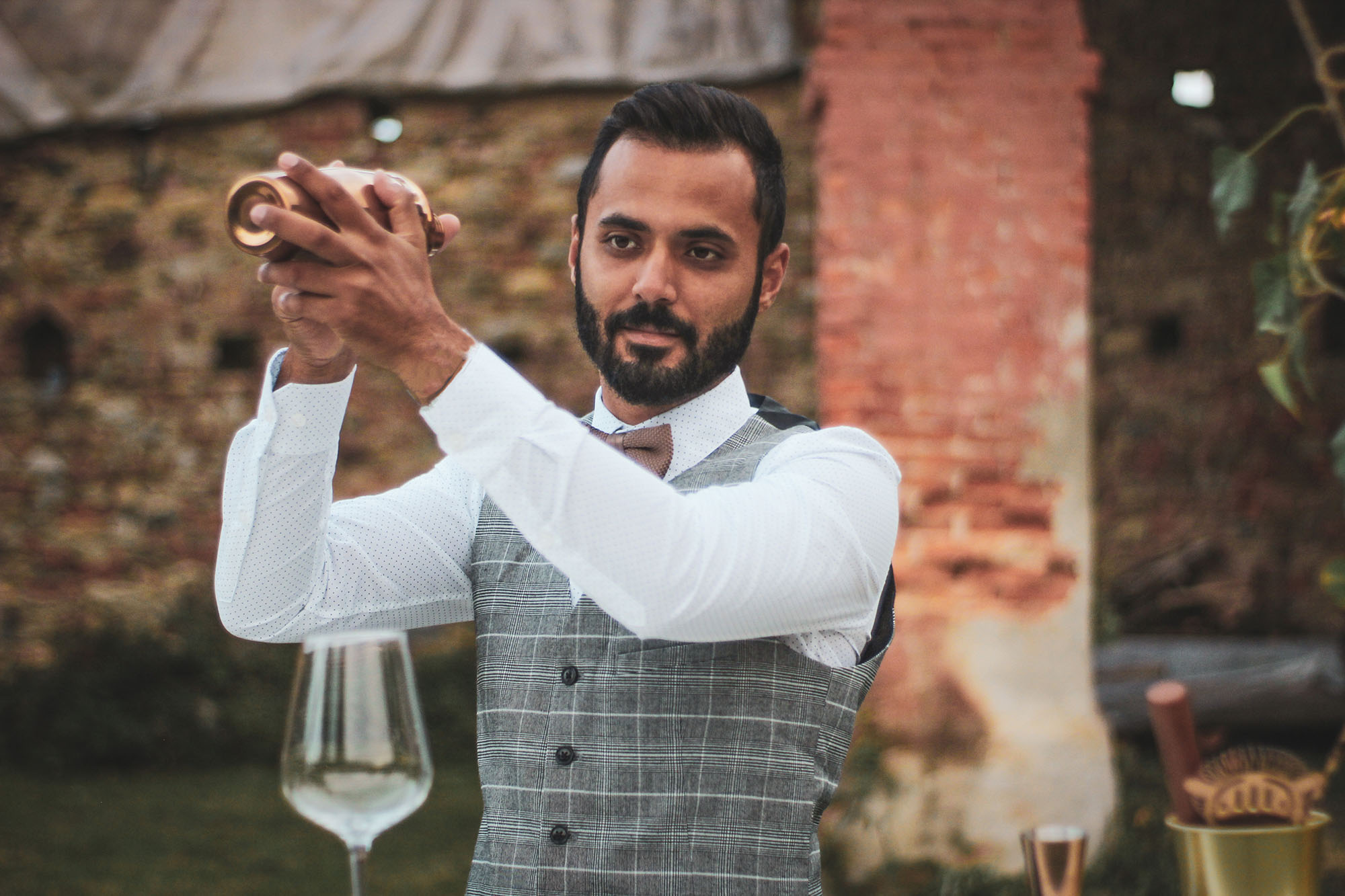 Bartender prepara un cocktail con lo shaker